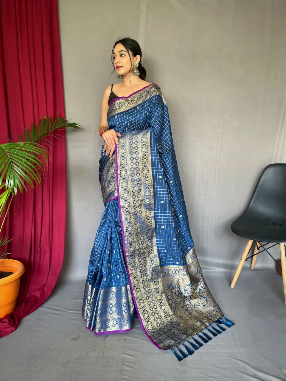 Checks Antique Weaving Handloom with Heavy Gold Big Jacquard Border and Meena Motifs Saree